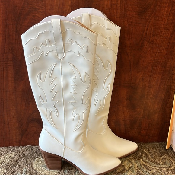 Stacked Mid heel cowgirl boot with laser cut detail - Picture 2 of 5